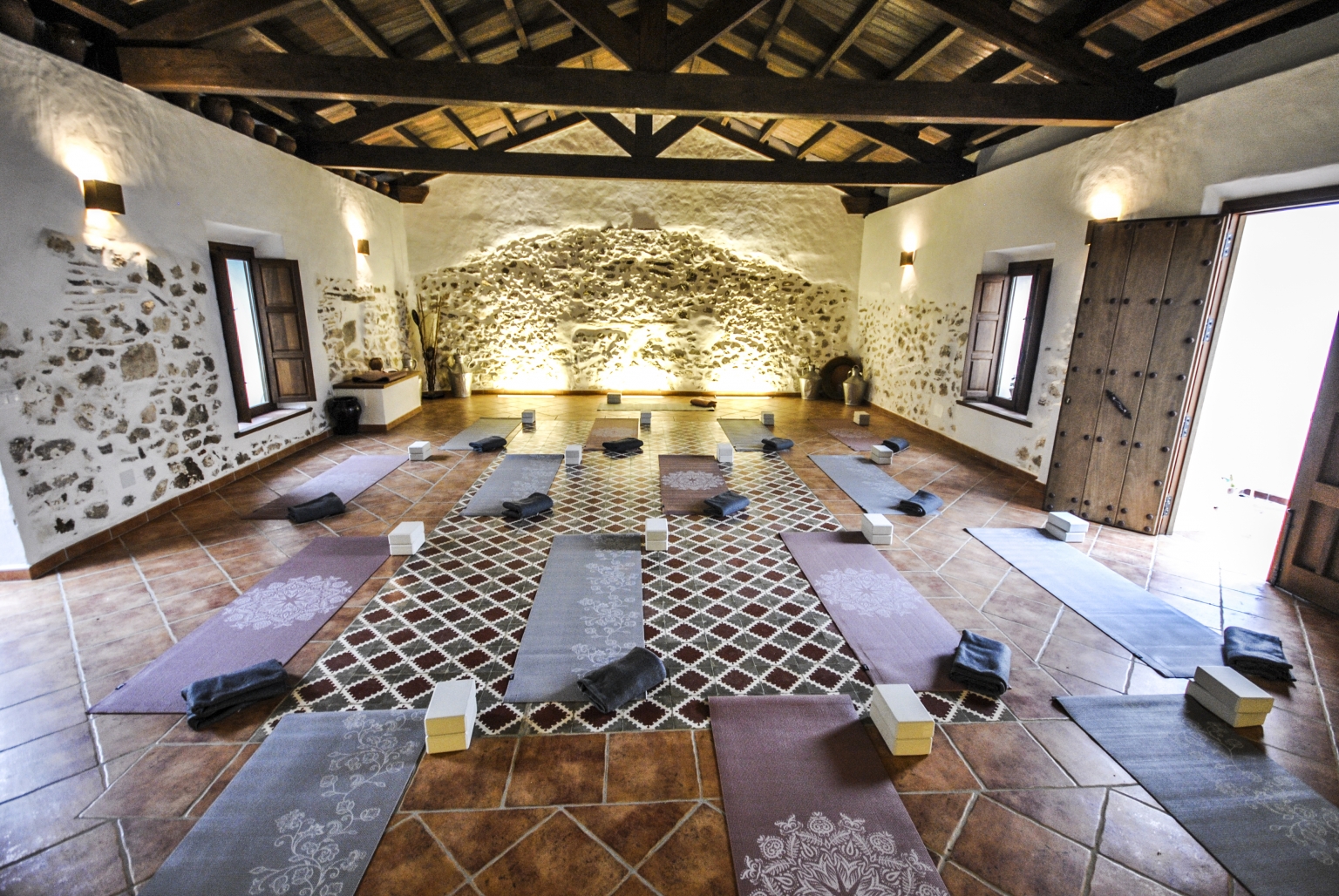 Cortijo Las Monjas ofrece Sala-Shala de Yoga confortable con suelo radiante para el invierno. Suelo tatami opcional, para cursos de formación y educativos para instructores, profesores y practicantes, en un lugar de montaña.